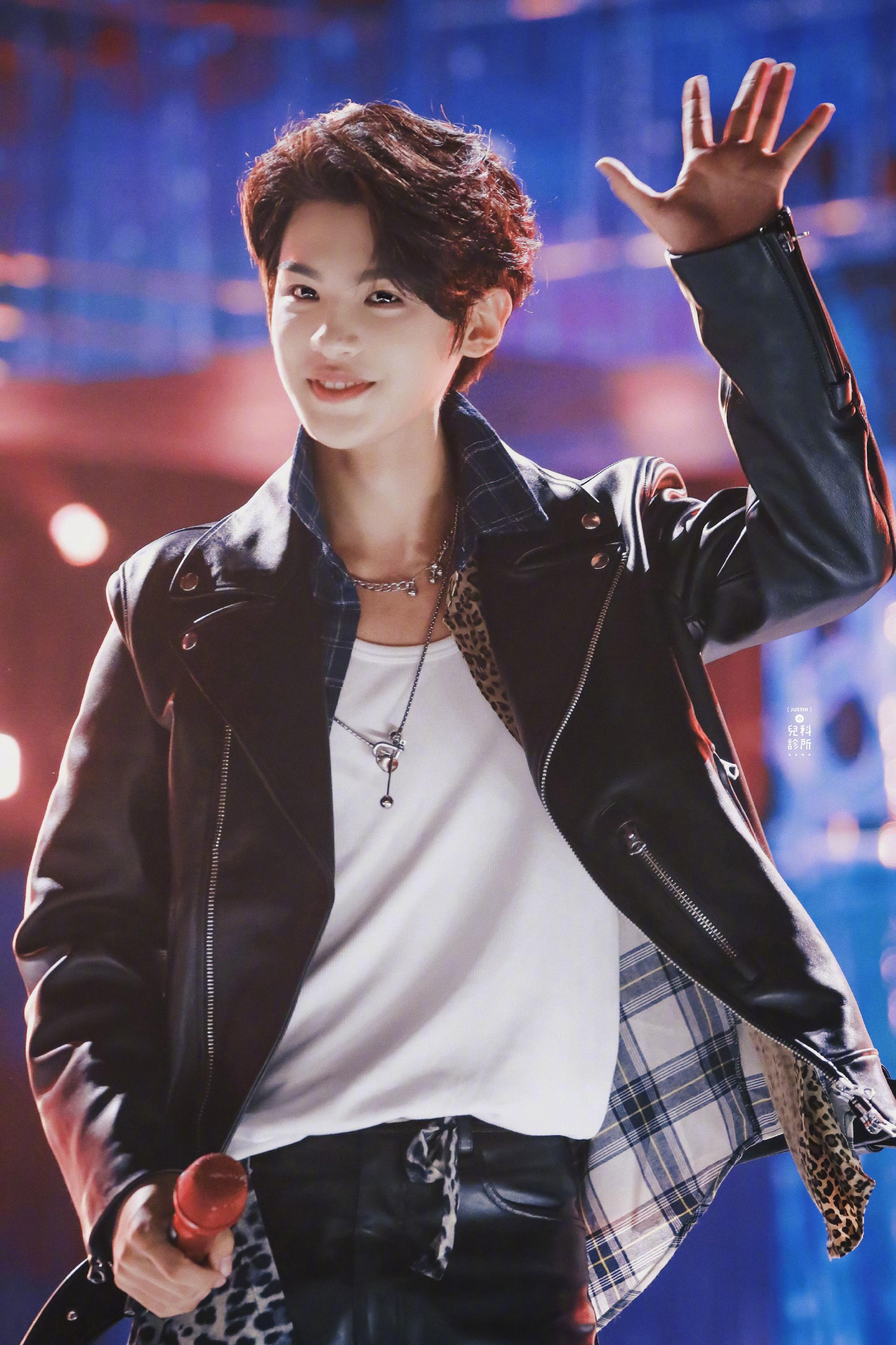 黄明昊一身摇滚皮衣唱情歌angellove舞台好燃