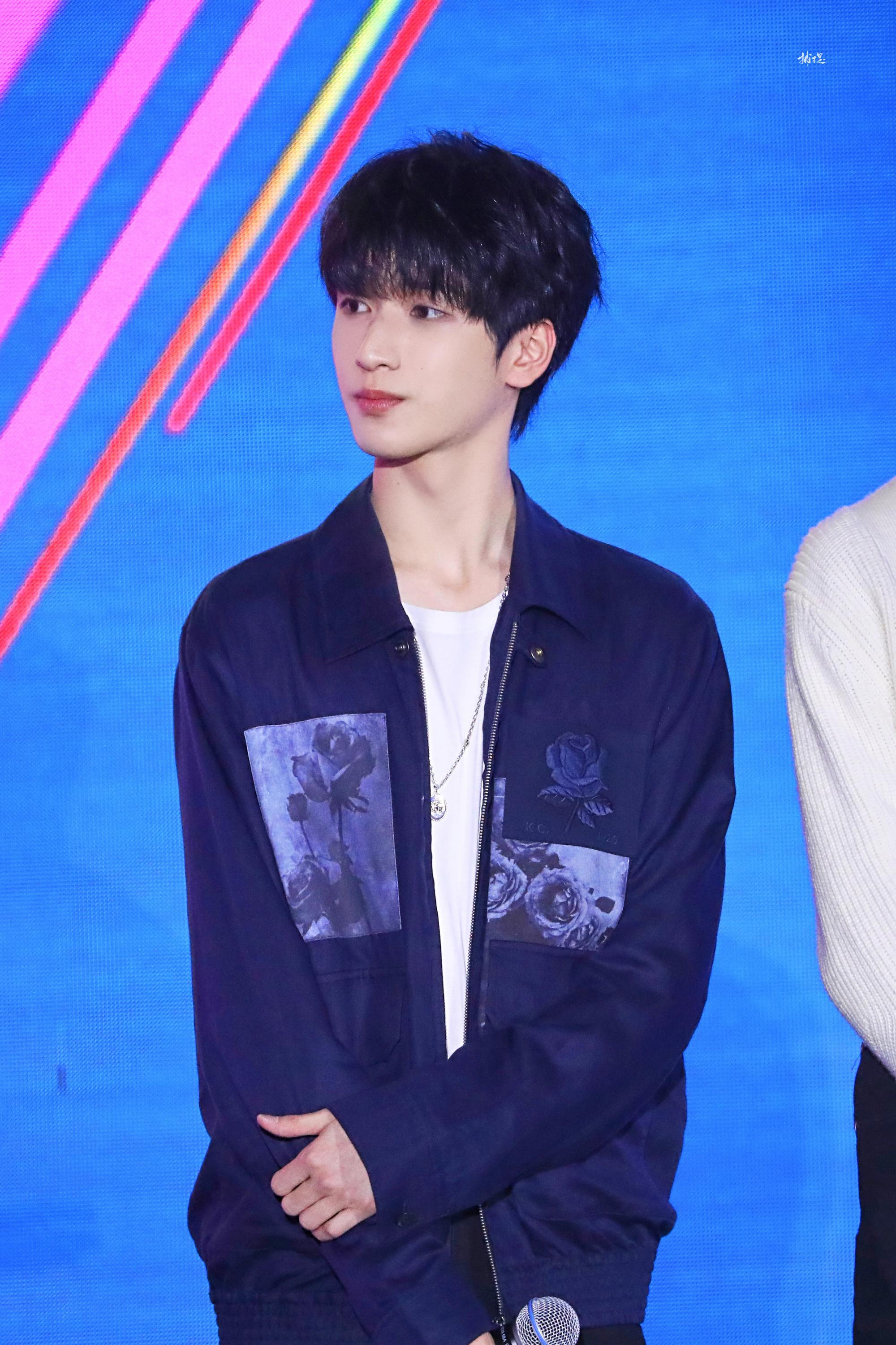 什么时候都笔直站着的严王!简直是人形立牌本牌