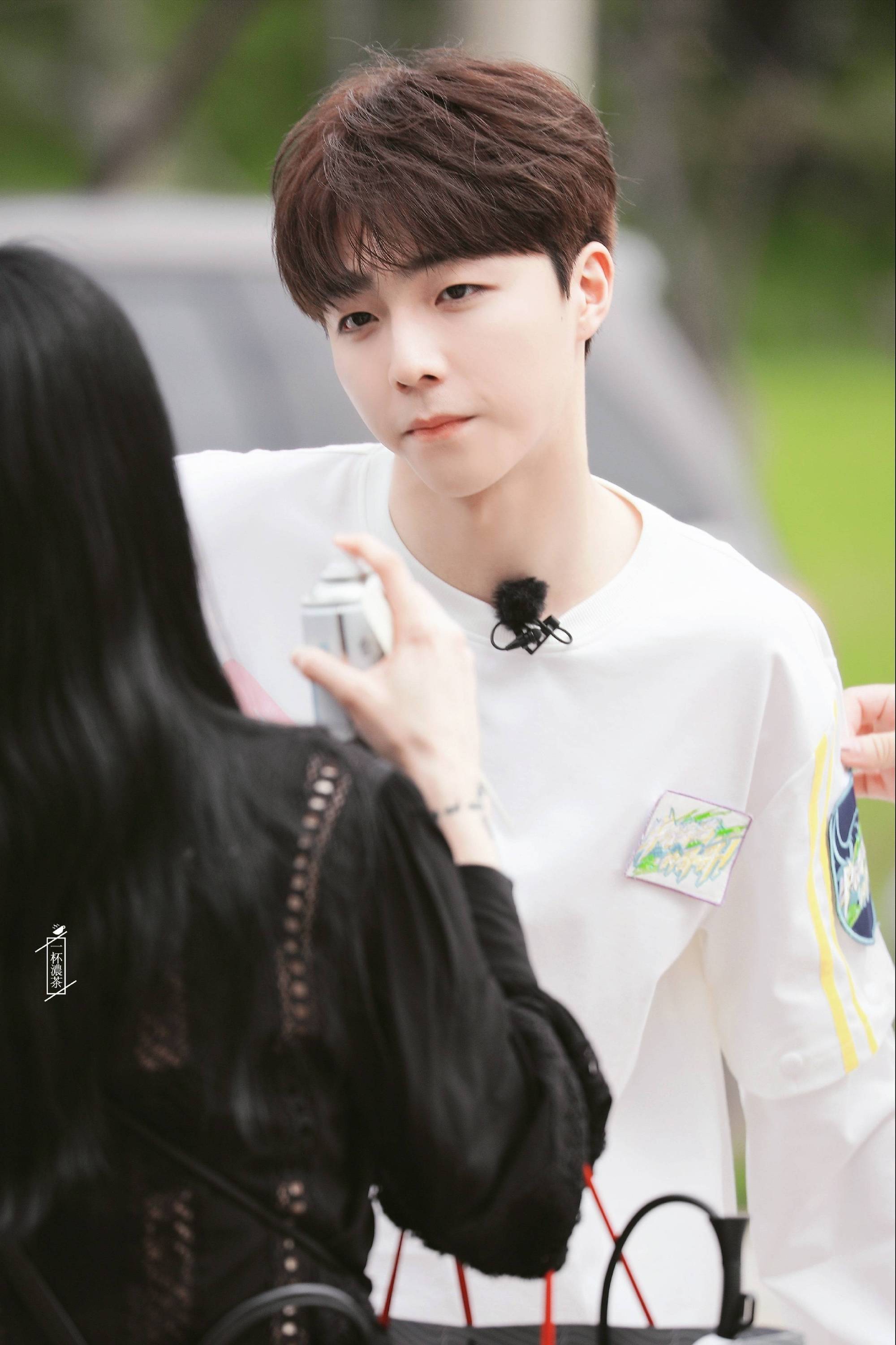 陈立农综艺路透,白t的农农真的青春阳光,眉眼弯弯的太可爱了