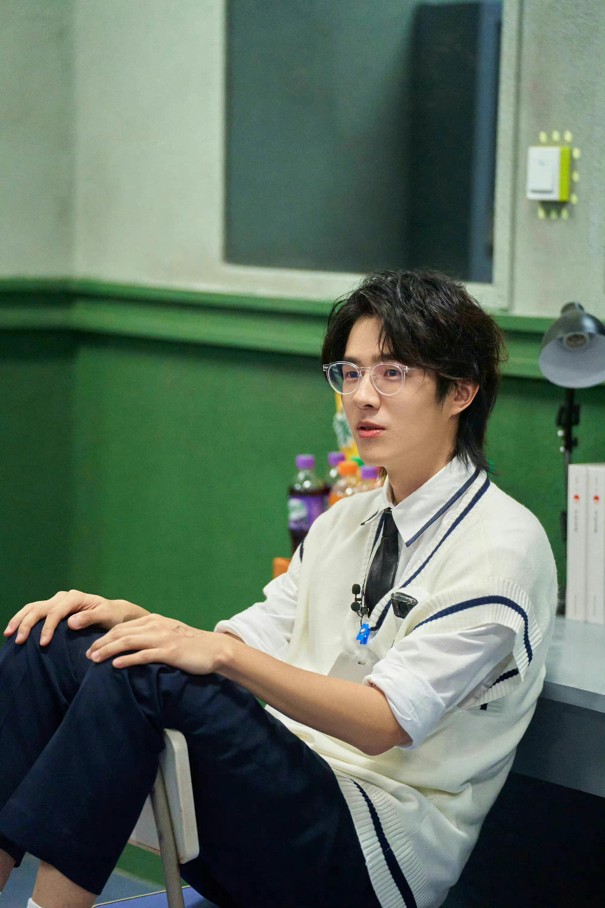 刘昊然密逃4最新剧照 学院风 狼尾发型 眼镜 学院制服,高帅