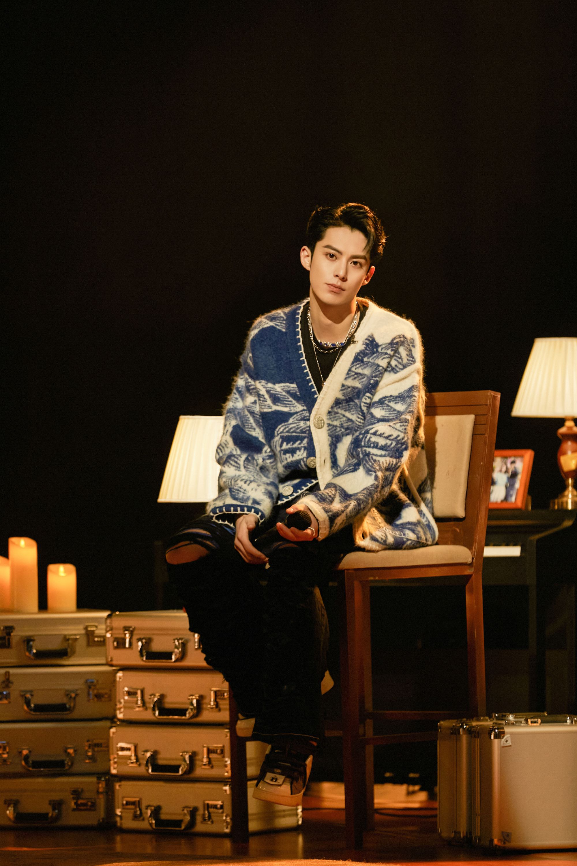 王鹤棣《你好星期六》剧照 蓝白毛衣外套造型,帅气温暖的河堤__财经