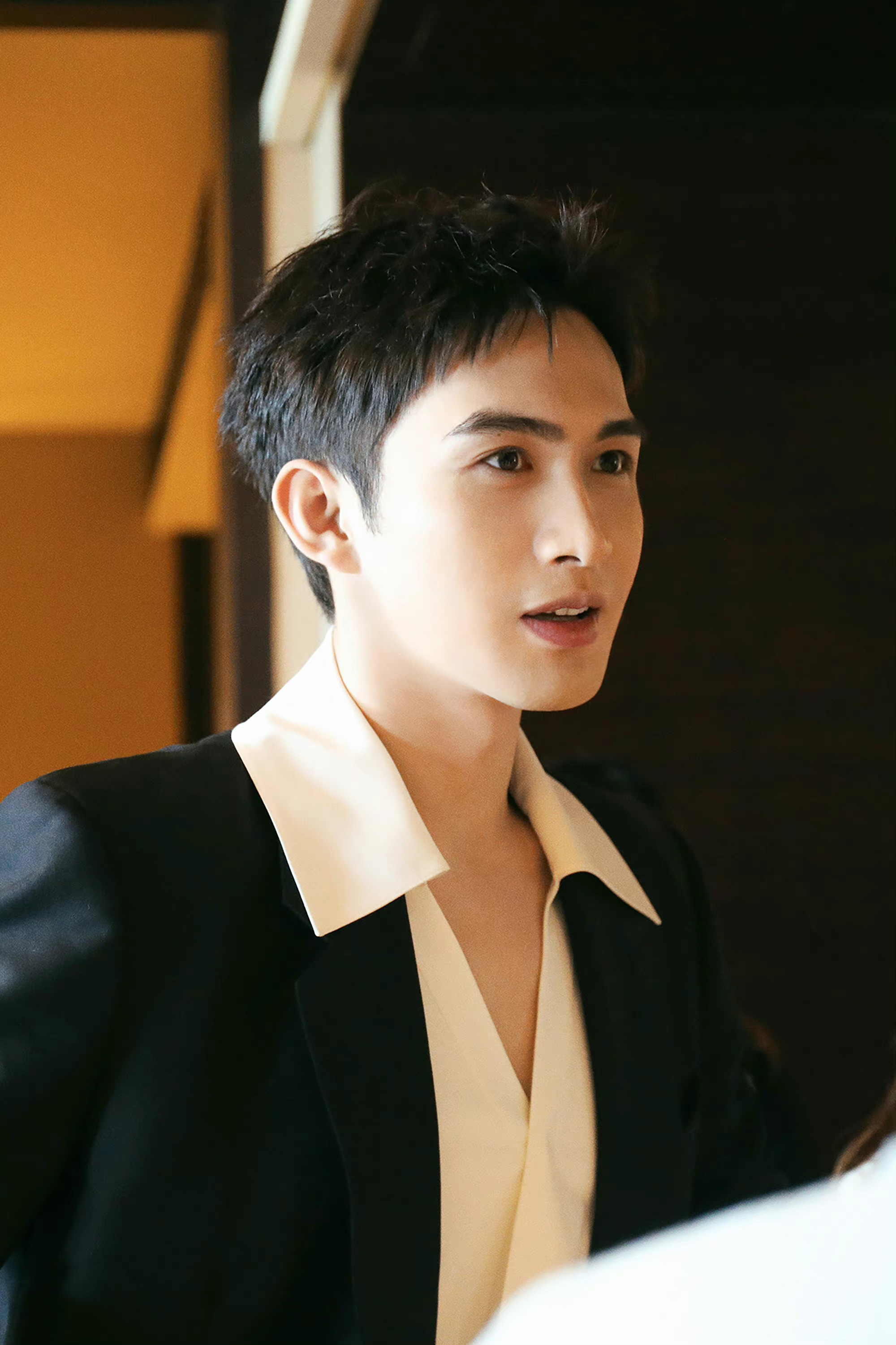 张彬彬周一西装造型随拍 帅气侧颜,活力元气__财经头条