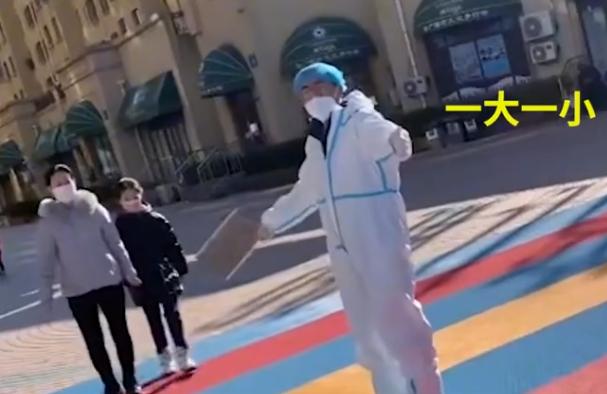 大连一核酸检测现场，演绎成了洗浴中心接待，搓澡牛奶浴安排到位休闲区蓝鸢梦想 - Www.slyday.coM