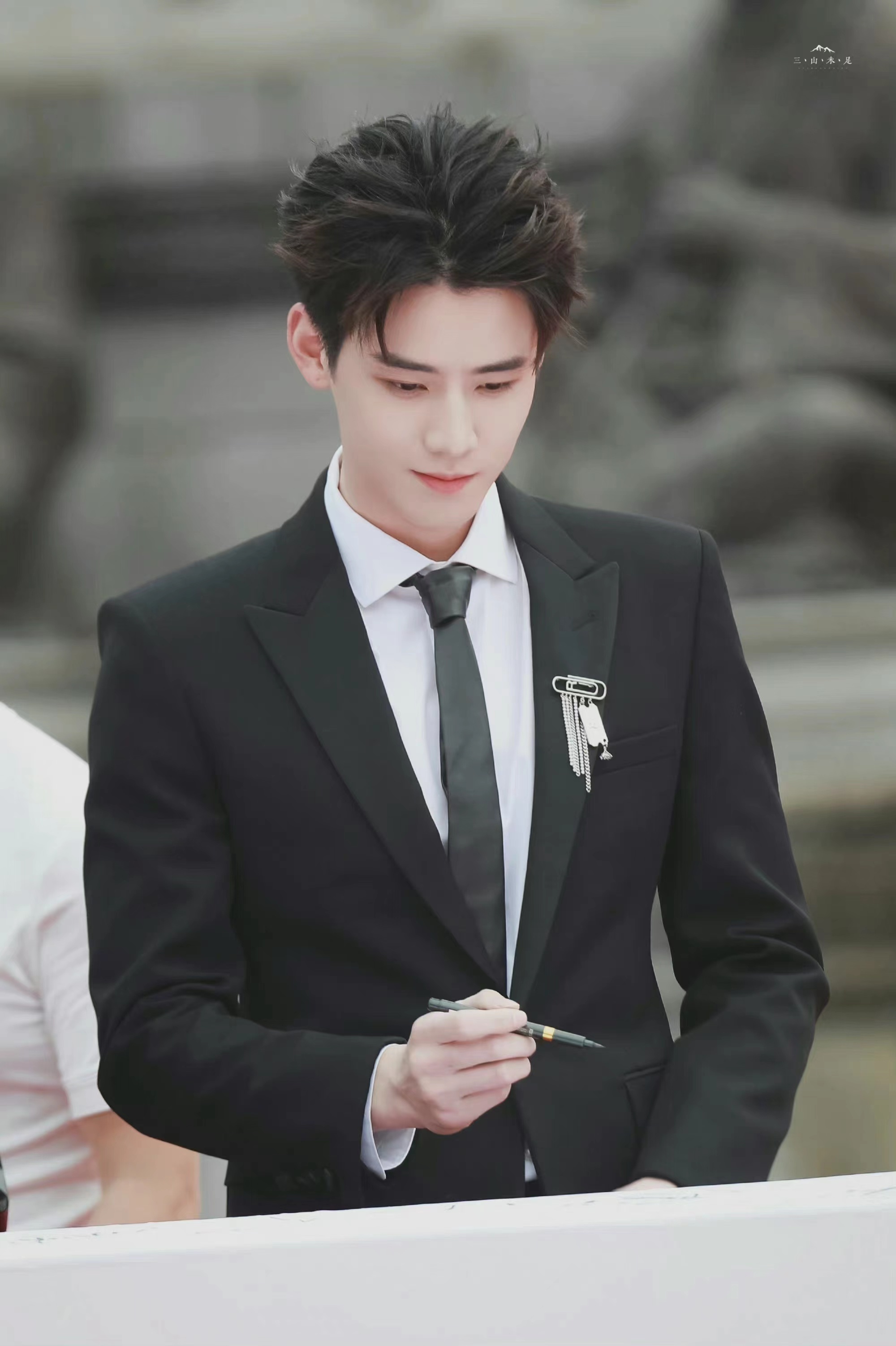 任豪一身西装根红苗正的好青年被帅到了