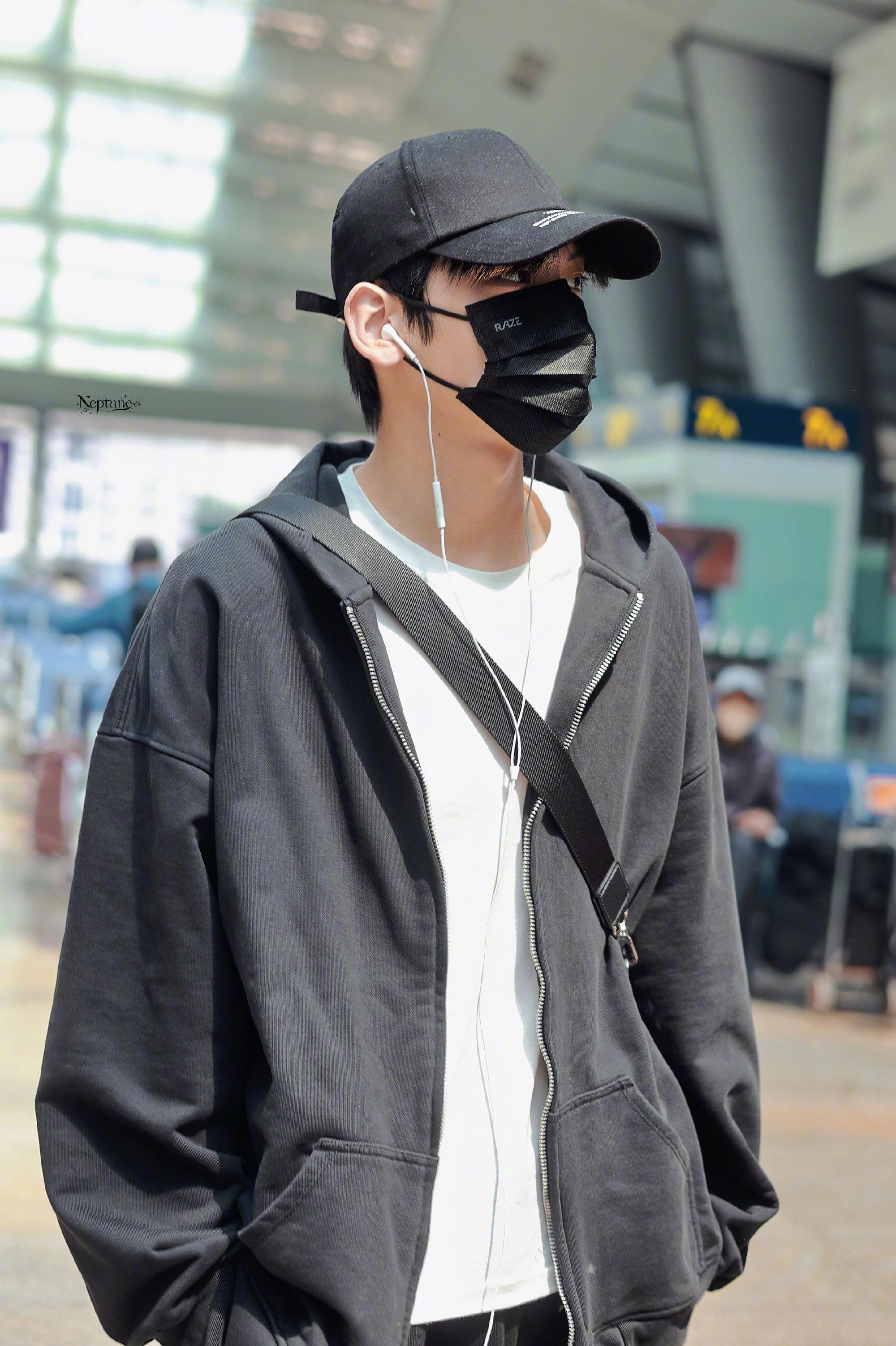 黑色休闲套装打白t,黑色棒球帽,带耳机,戴口罩也挡不住的帅气!