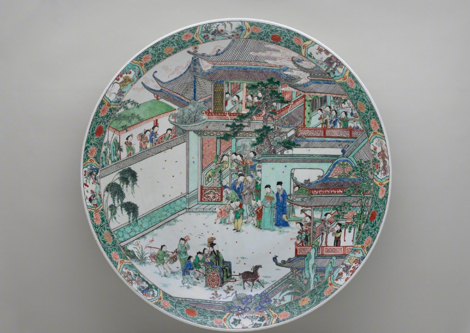 清代康熙景德镇窑烧制的五彩掷果盈车图大盘