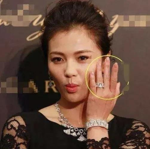 小丑手太减分了这7位女星个个貌美如花却被手拖后腿