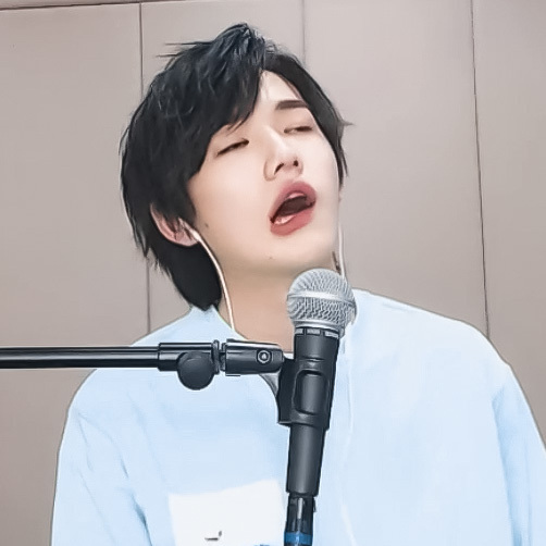 宋亚轩帅气的颜值贡献了不少憨憨表情包@时代少年团-宋亚轩