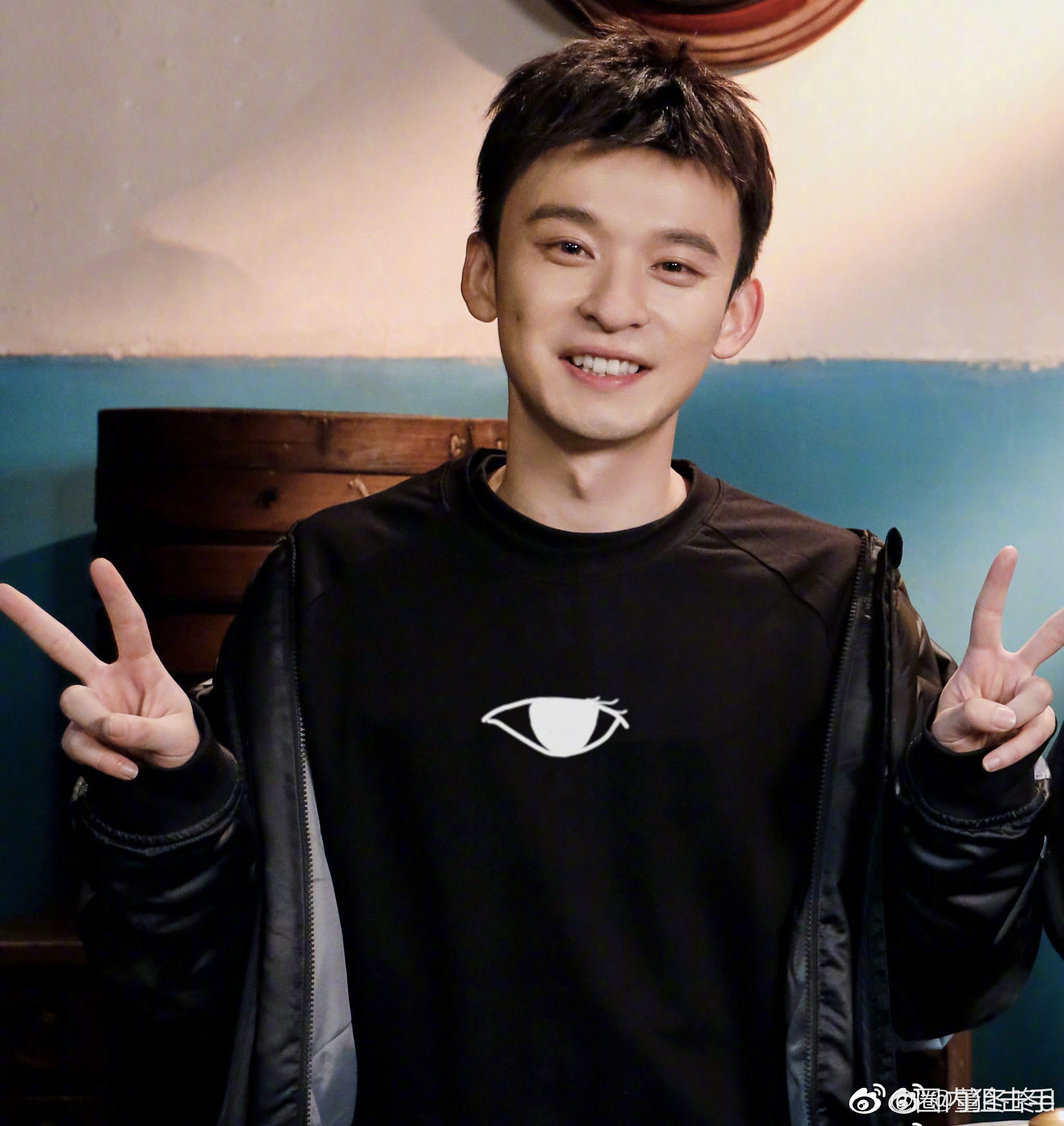 哈哈哈哈,董子健本来开开心心的坐小木马……|木马|董子健_新浪新闻