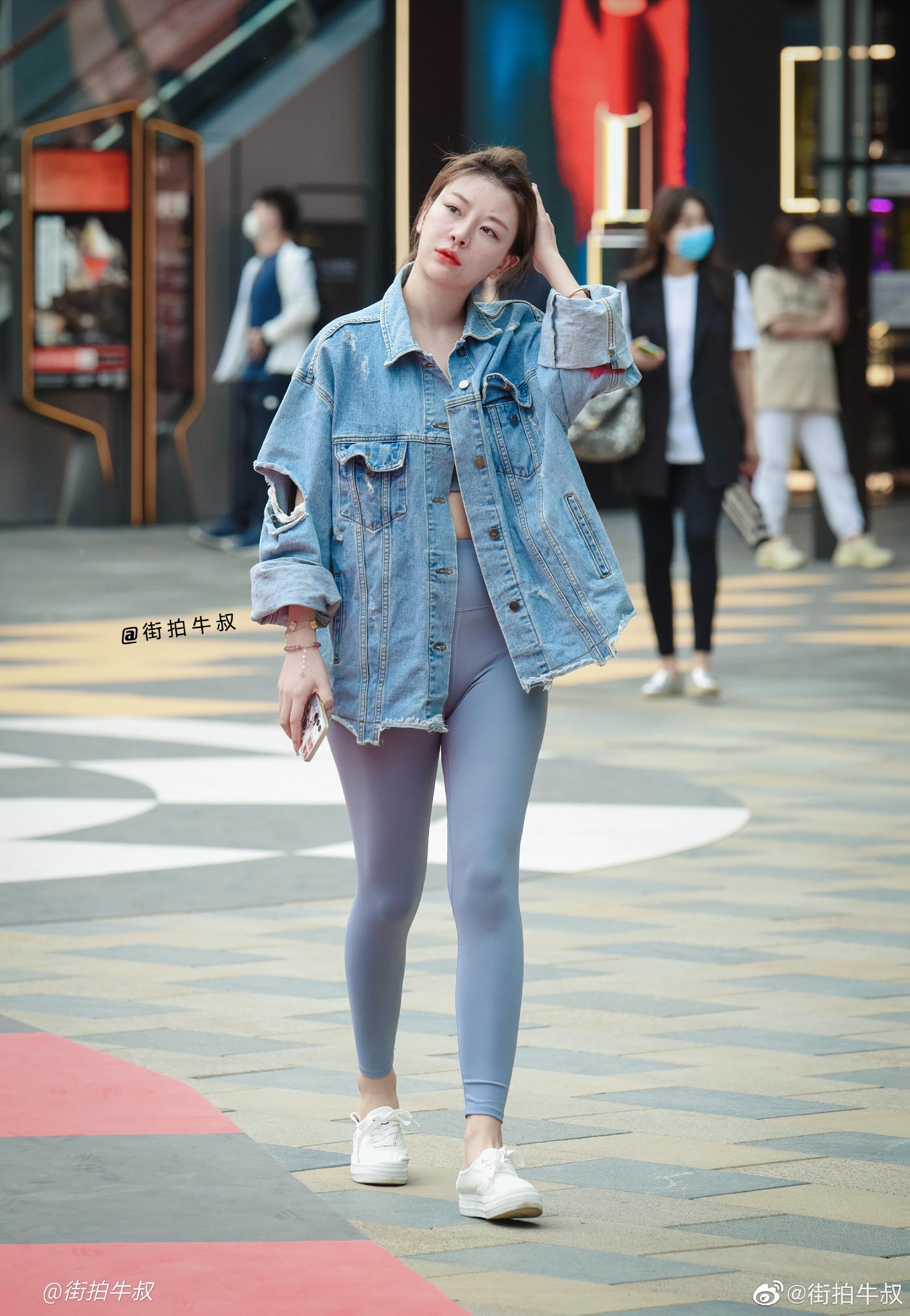 美女穿着性感的体型裤出街