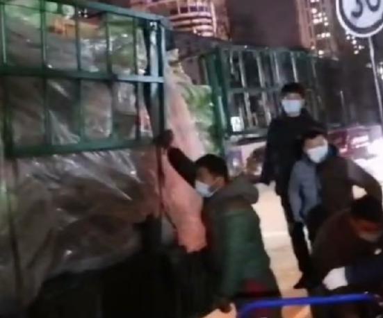 山东村民捐10万斤蔬菜援驰西安：觉得有意义，现西安已吃到大白菜休闲区蓝鸢梦想 - Www.slyday.coM