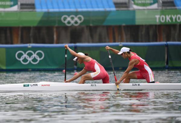 中国组合徐诗晓/孙梦雅在东京奥运会皮划艇静水女子500米双人划艇决赛