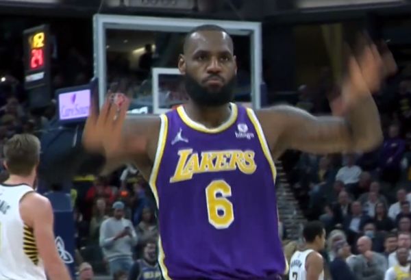 1人统治比赛！詹姆斯送“王之蔑视”＋走霸王步，多次轰神仙球＋39分休闲区蓝鸢梦想 - Www.slyday.coM