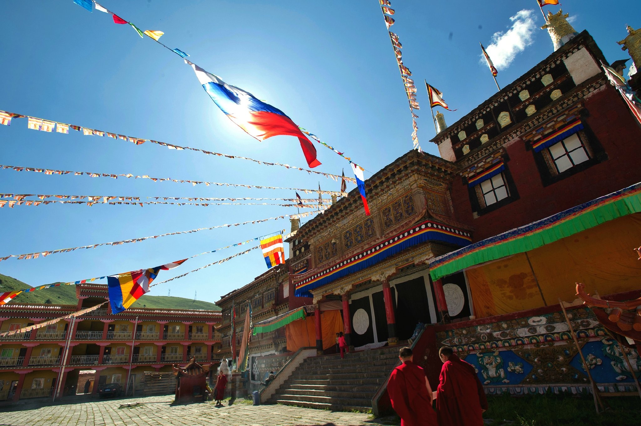 四川甘孜藏传寺庙众多信徒不可胜数