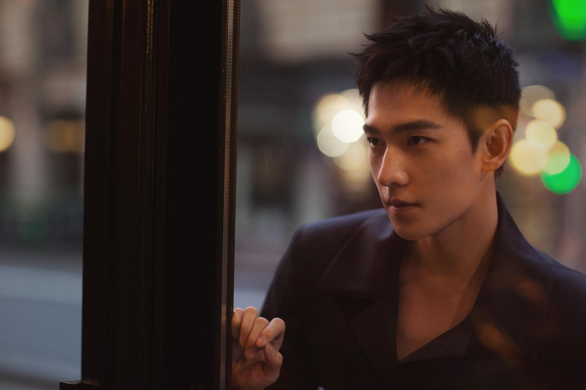 杨洋在巴黎的 ,穿的是dunhill 2020 春夏系列,这街景