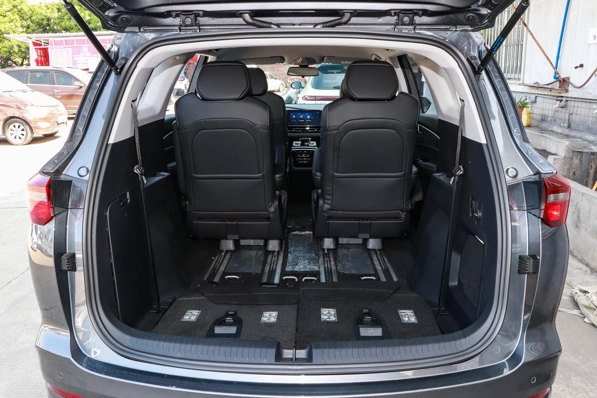 五菱版"奥德赛",座椅放倒能当床,15天卖出1.6万台,爆款稳了