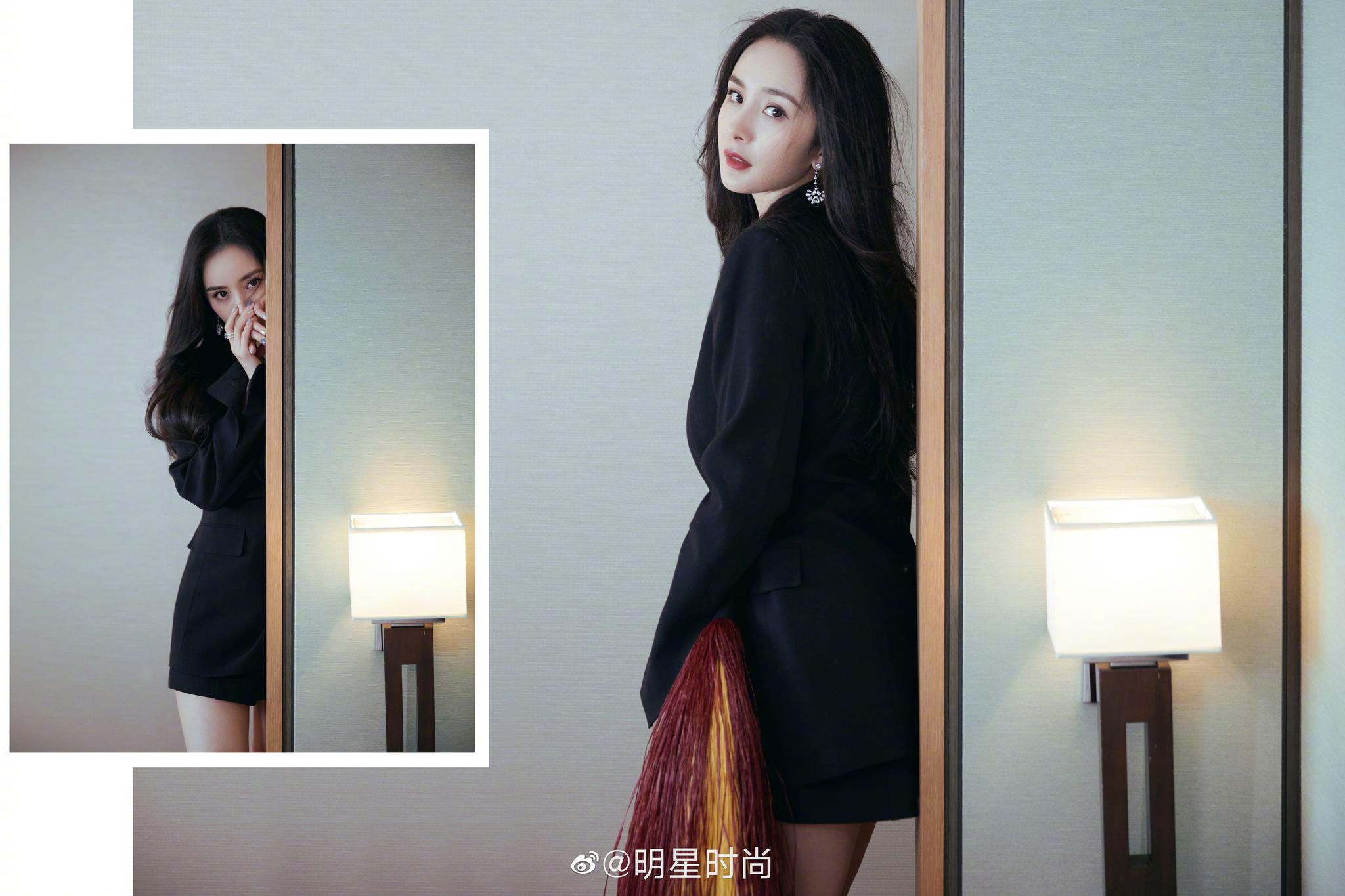 杨幂最新造型,她身着侧摆饰流苏西装外套时尚干练,酷飒十足