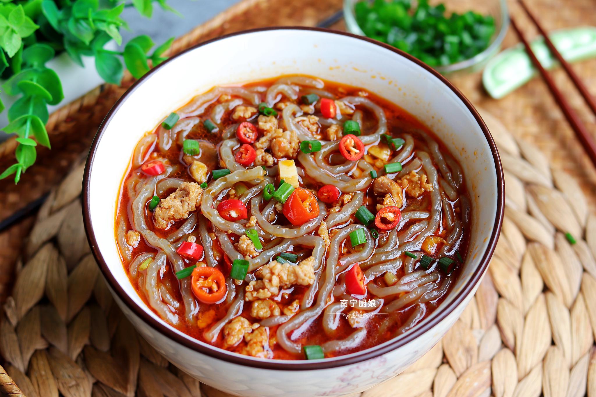 这碗肉末粉丝煲,我家一周吃7次,q弹爽口又开胃,10分钟搞定