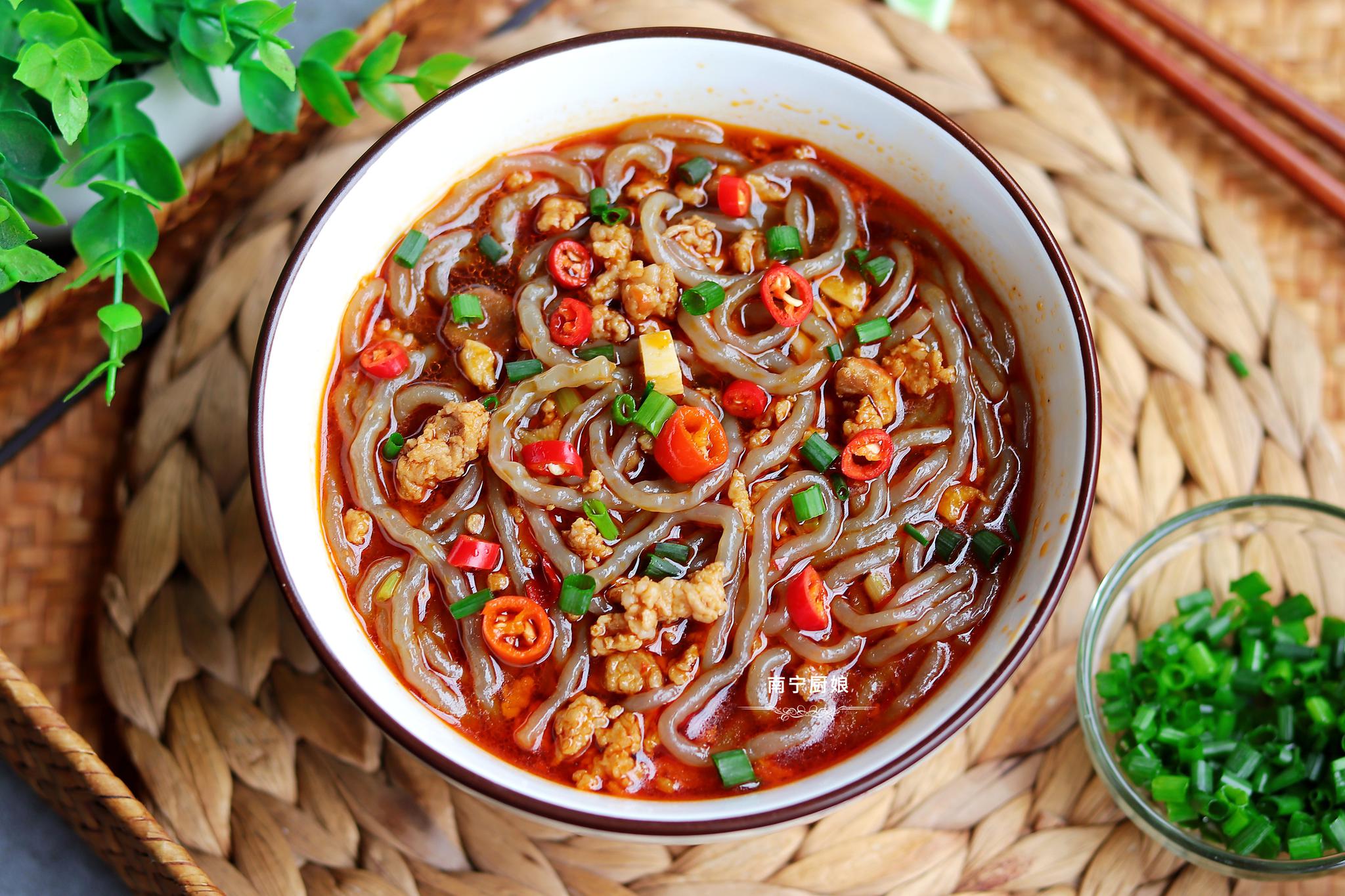 这碗肉末粉丝煲,我家一周吃7次,q弹爽口又开胃,10分钟搞定