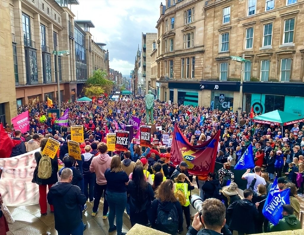 欧洲多国爆发骚乱！ 普京为意大利开绿灯，欧盟发出警告休闲区蓝鸢梦想 - Www.slyday.coM