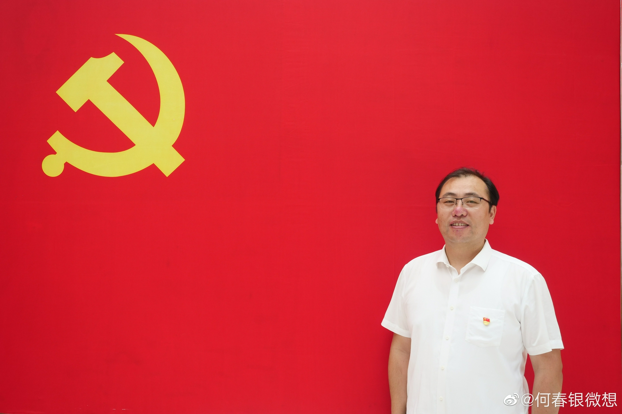 为了庆祝建党百年华诞,最近,我拍了许多网友与党旗合影的照片