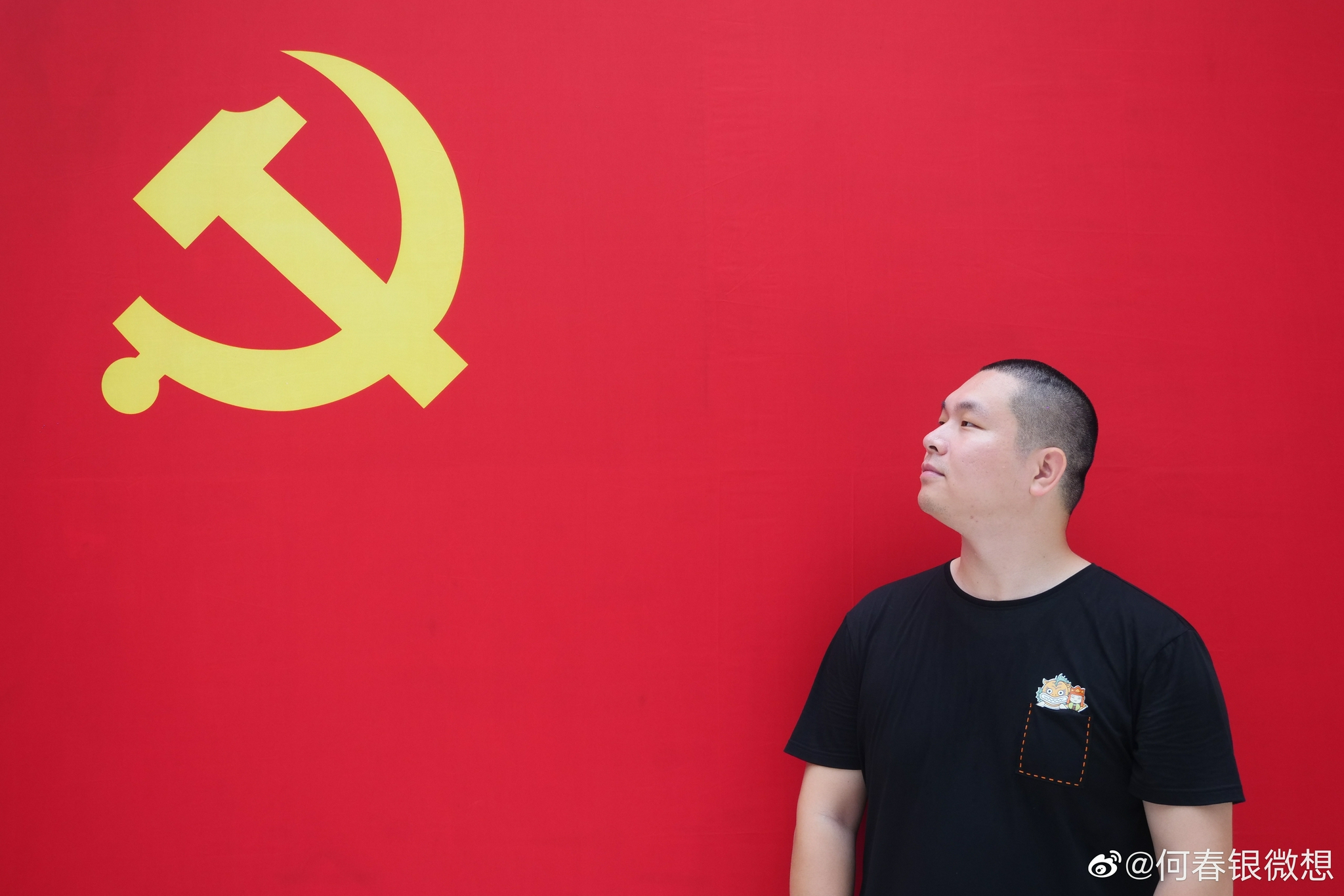 为了庆祝建党百年华诞,最近,我拍了许多网友与党旗合影的照片