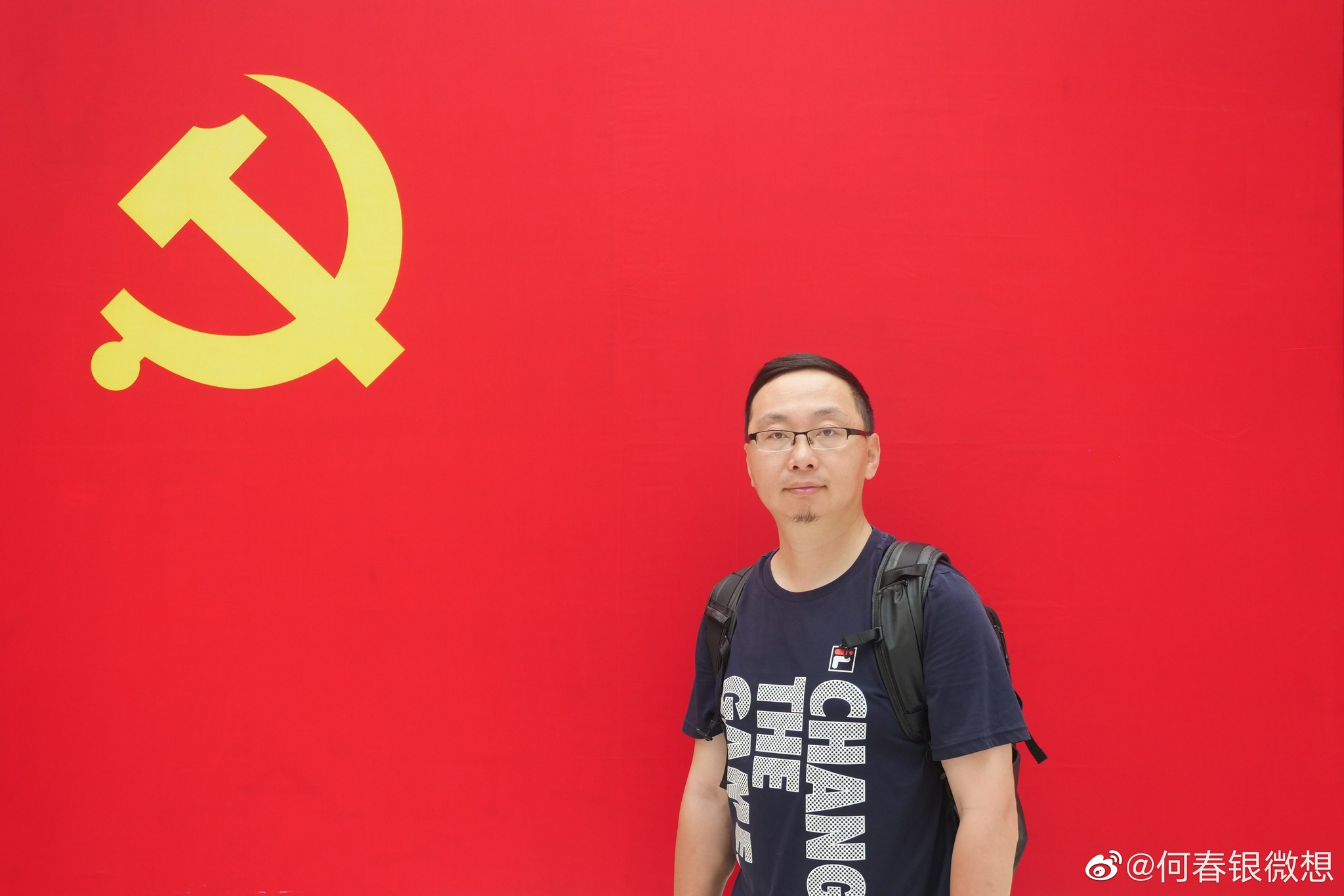 为了庆祝建党百年华诞,最近,我拍了许多网友与党旗合影的照片