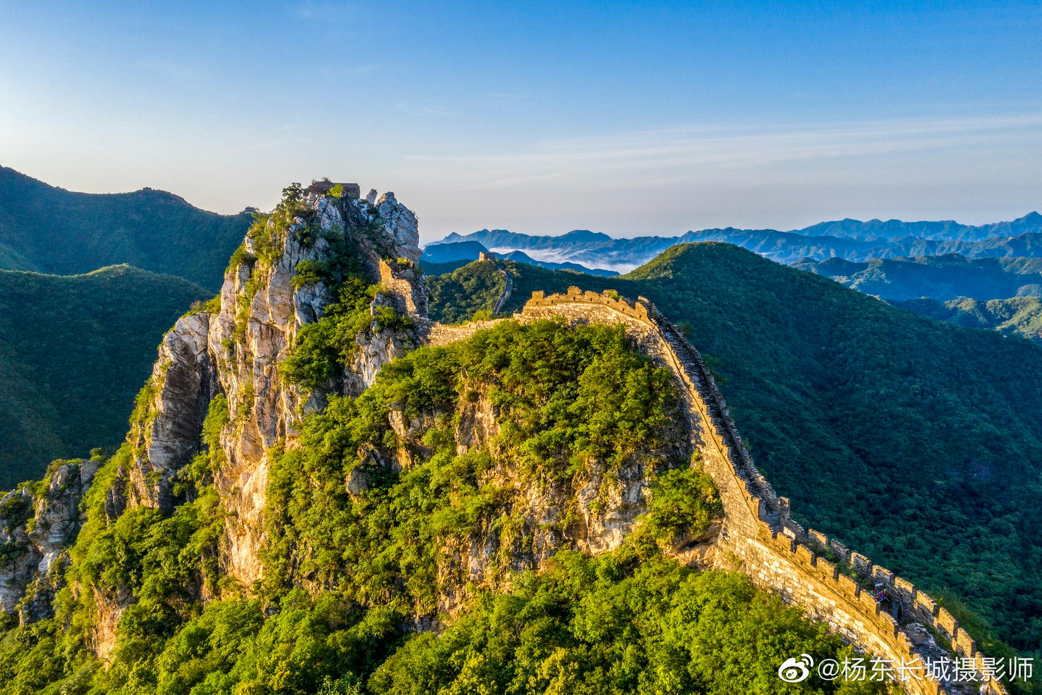 清晨登上北京怀柔响水湖长城 晨光明媚,满目清翠
