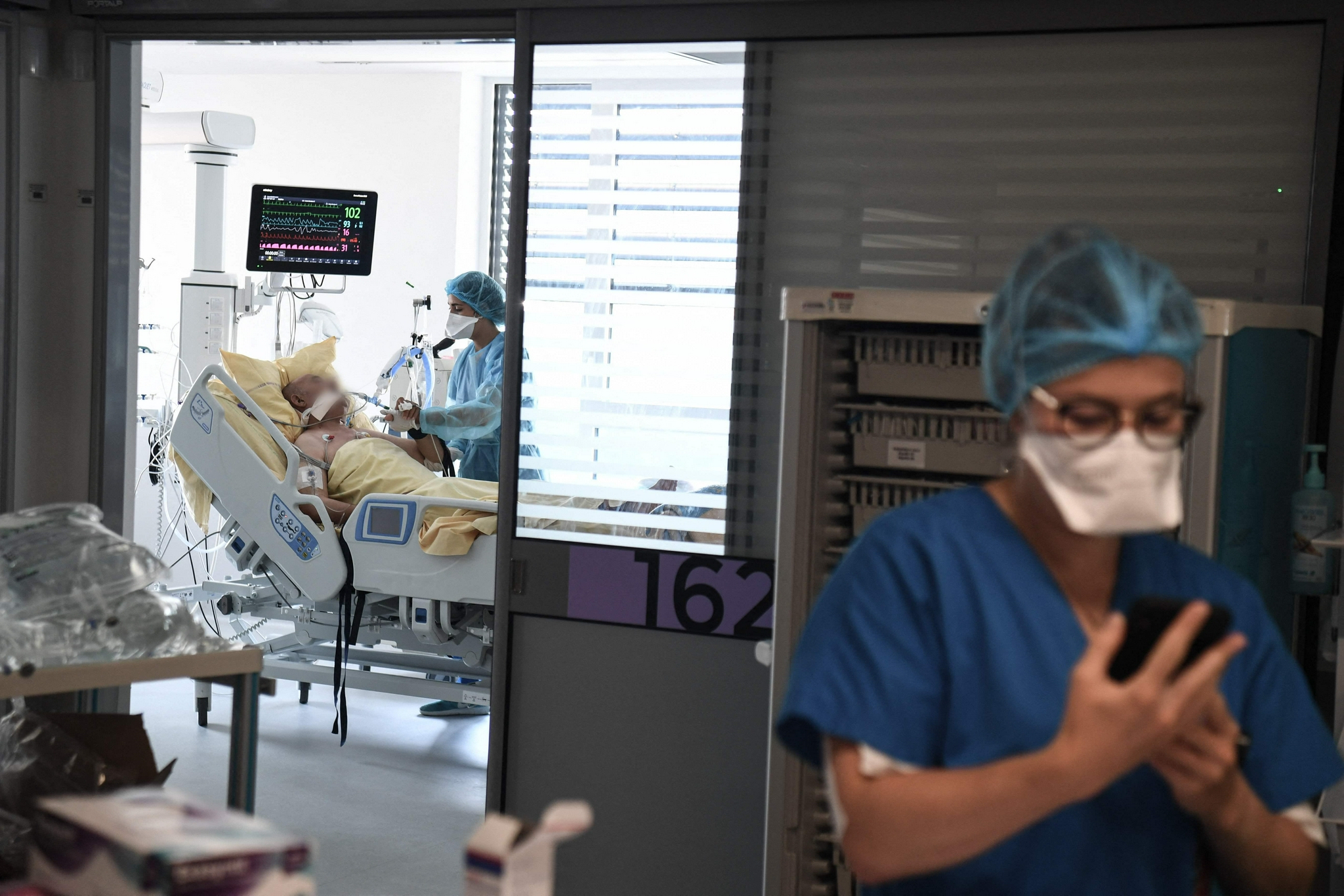 7月22日,医务人员在法国克雷泰伊一所医院的新冠重症病房工作.