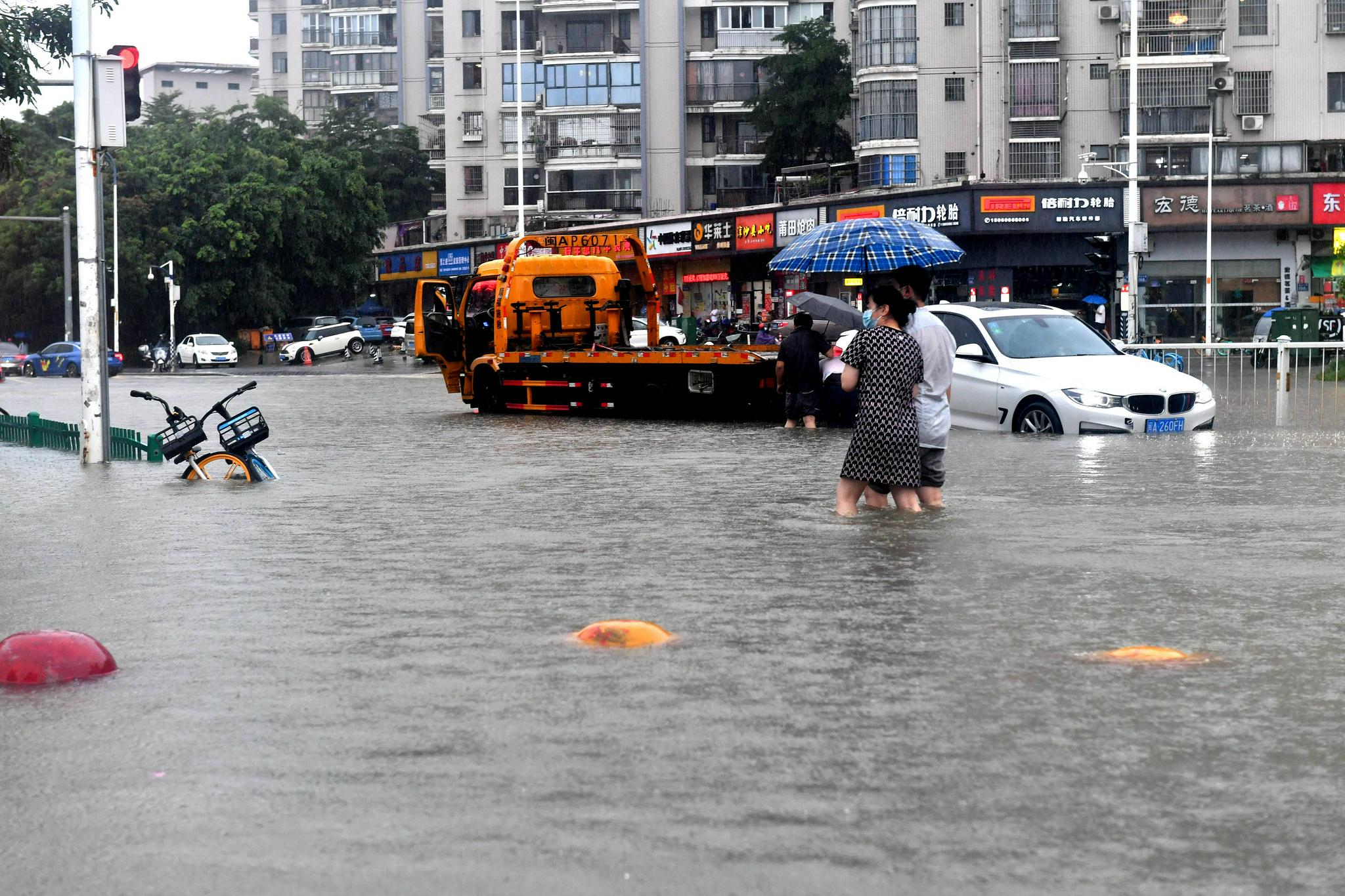 台风卢碧过境福州遭遇强降雨