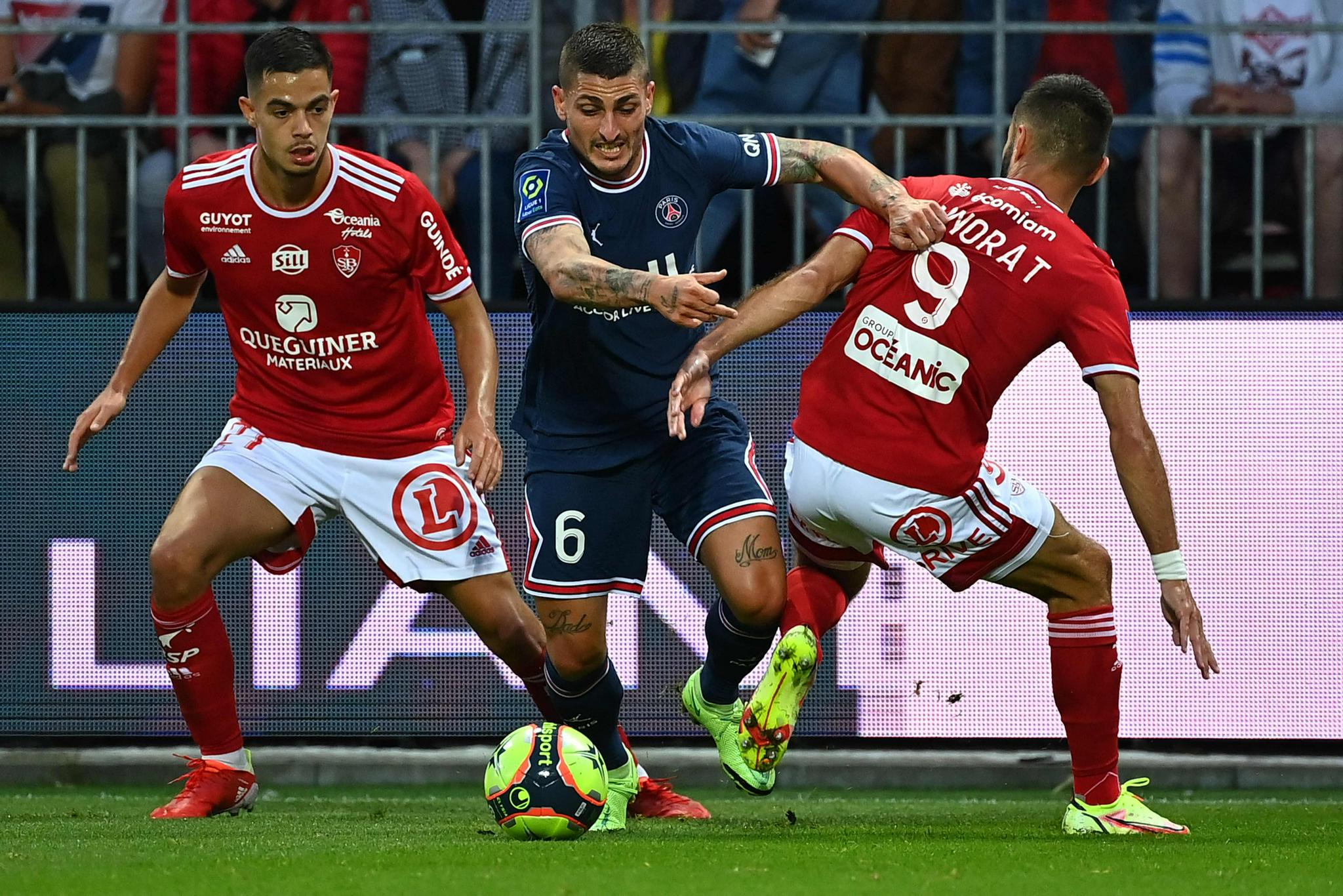 足球——法甲:巴黎圣日耳曼胜布雷斯特