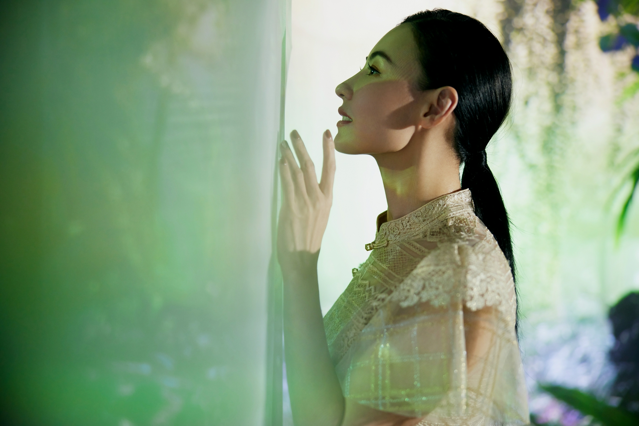 一组最新活动造型美图上线,身穿薄纱杏色旗袍,低马尾随意梳起