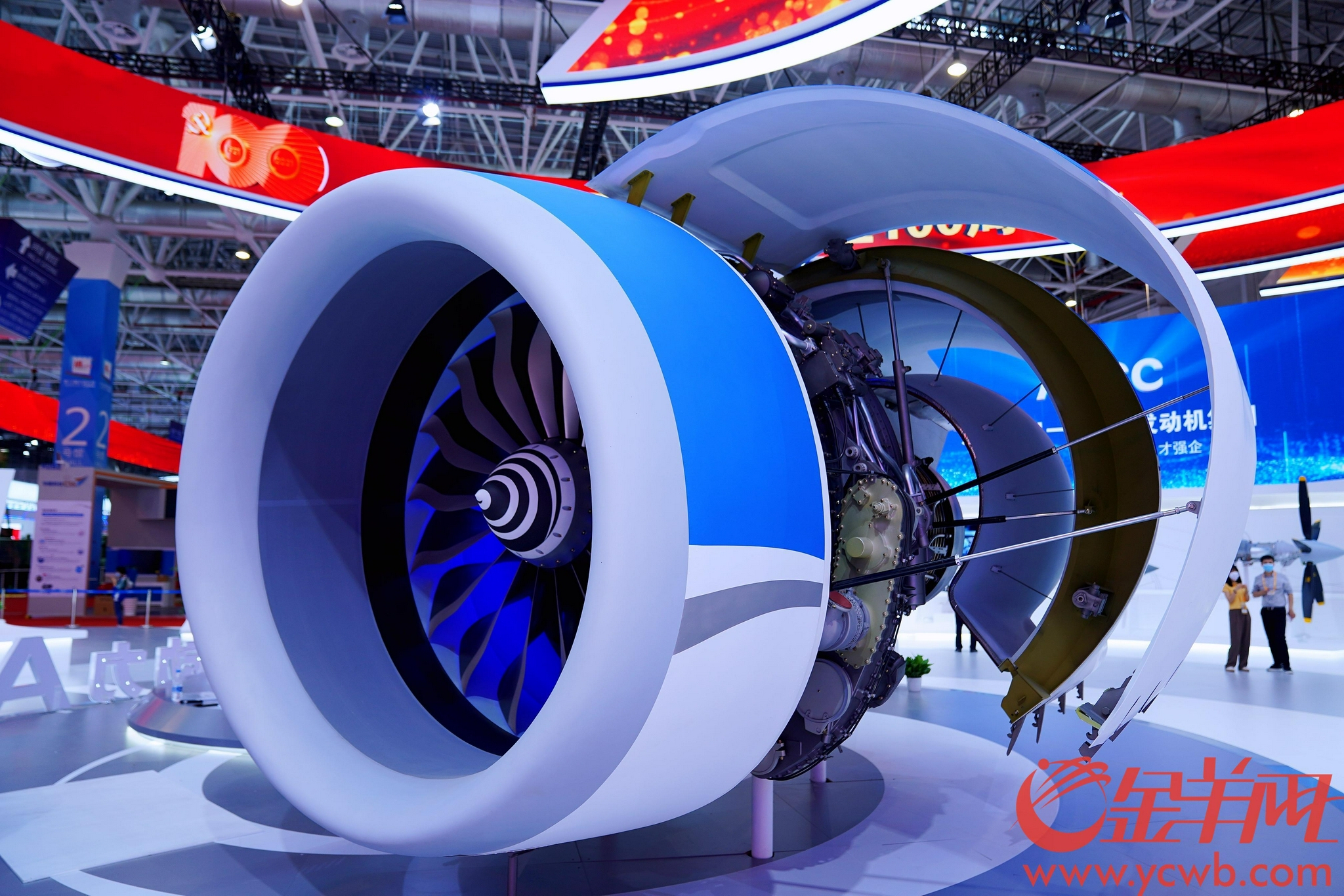 新展出cj1000a发动机陆战装备展示区各型全地形人员运输车sh15车载加