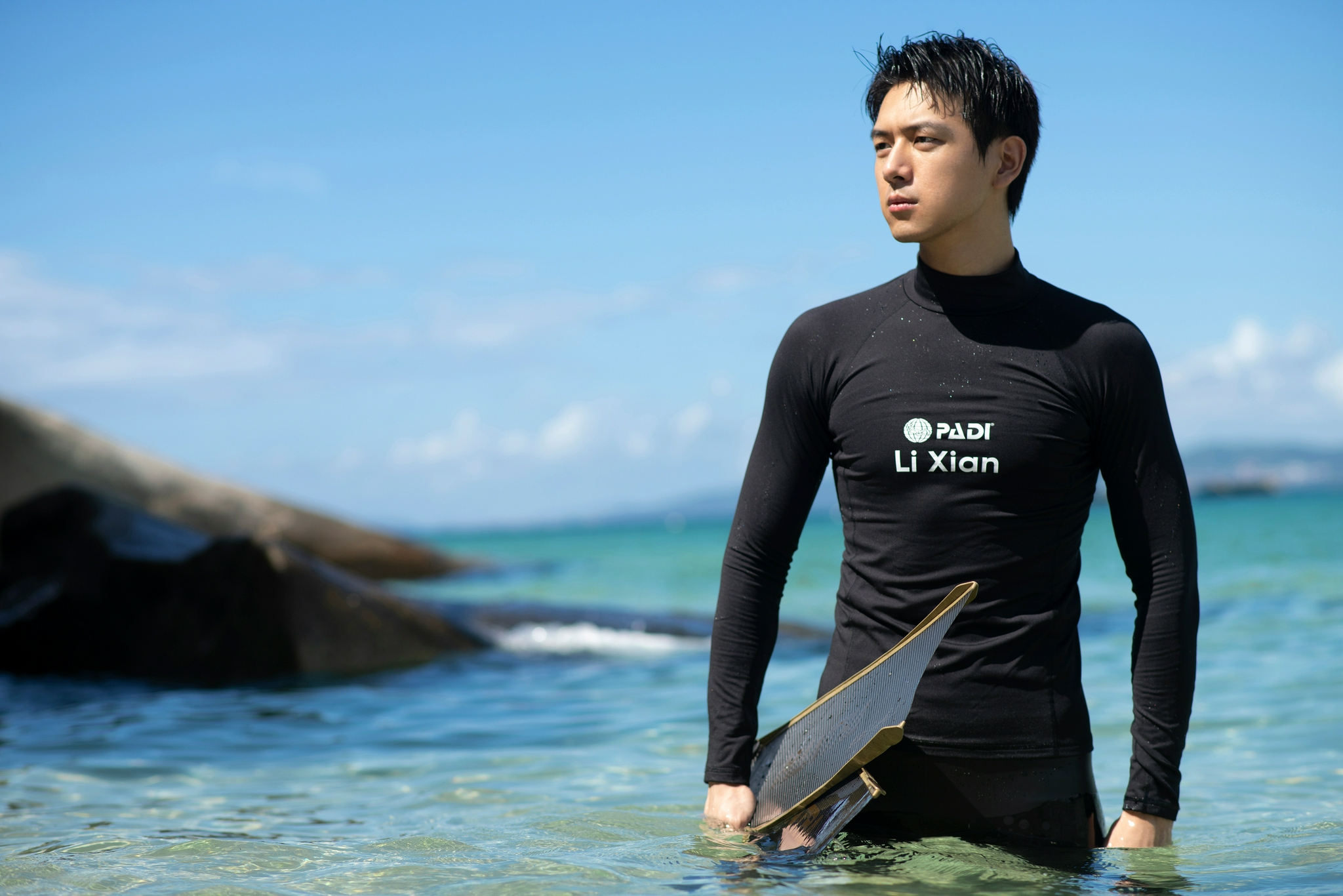 李现更新潜水大片 身穿潜水服在深海领域的现哥……_高清图集_新浪网