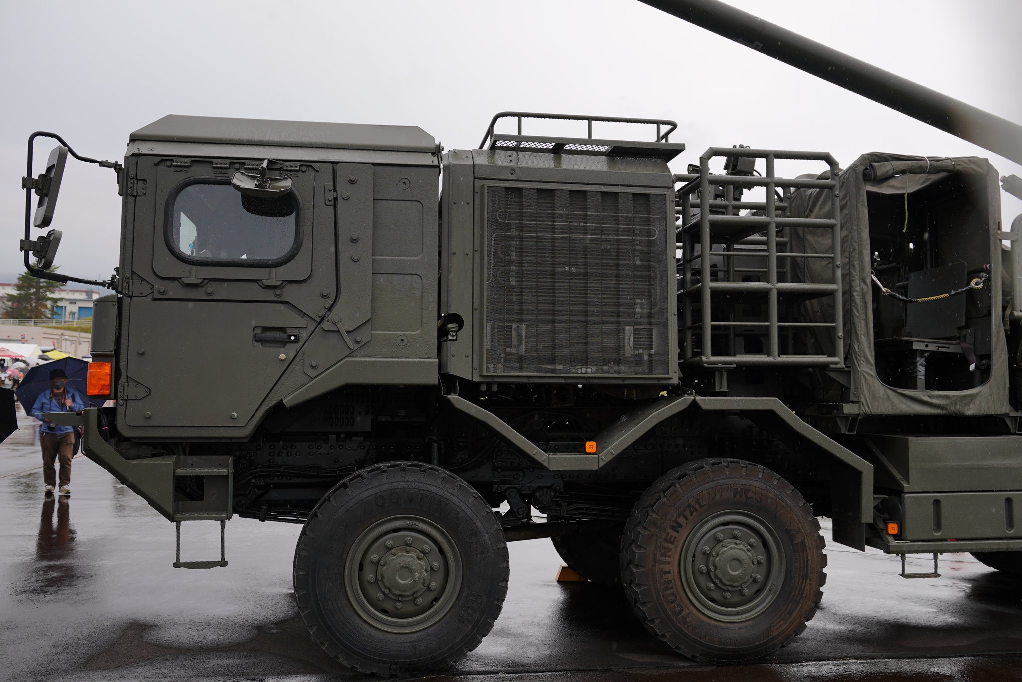 日本19式卡车炮中部炮班成员搭载室的细节:胶合板座位