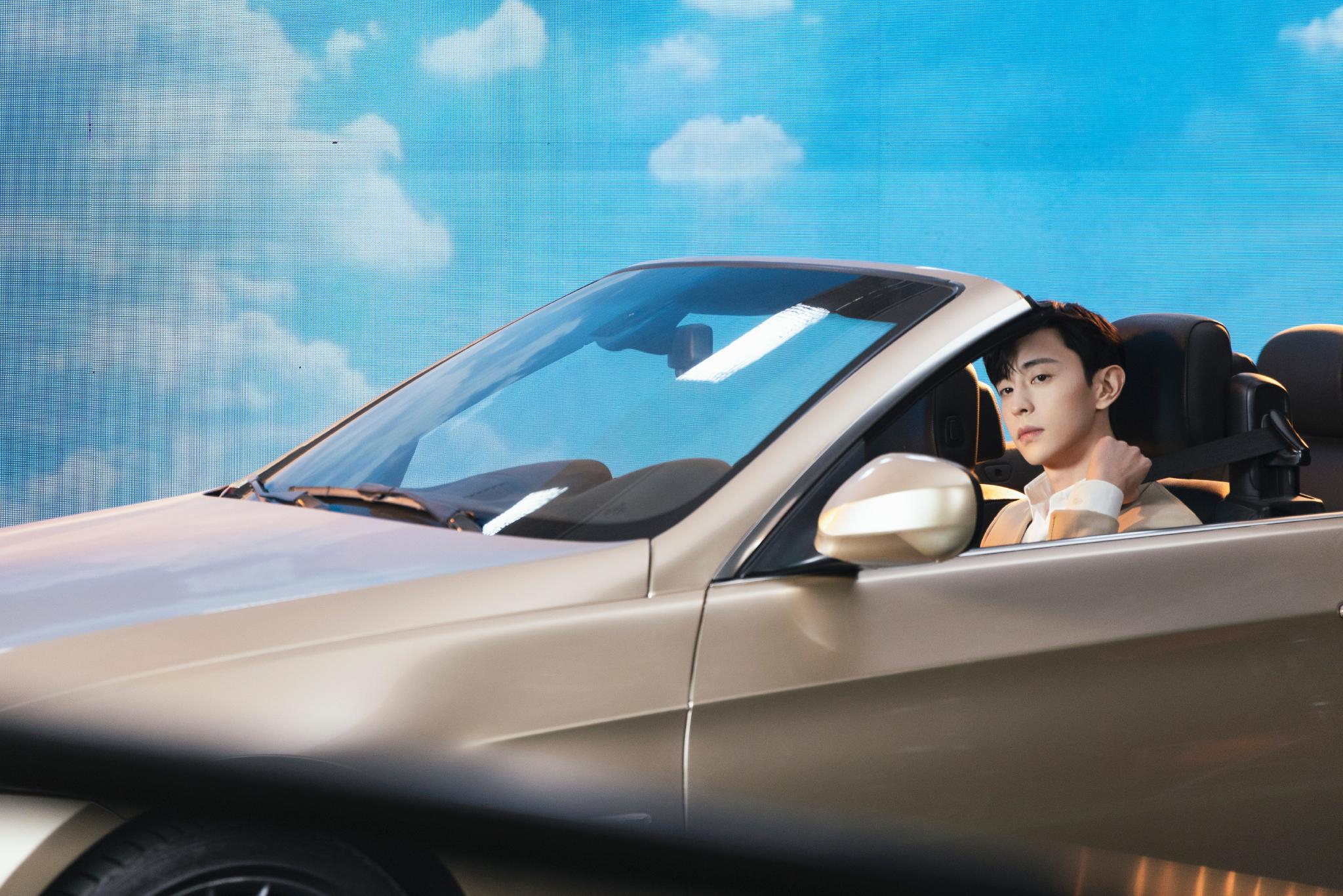 邓伦周一新图掉落身穿西装开跑车的霸气邓总好想坐伦哥副驾驶