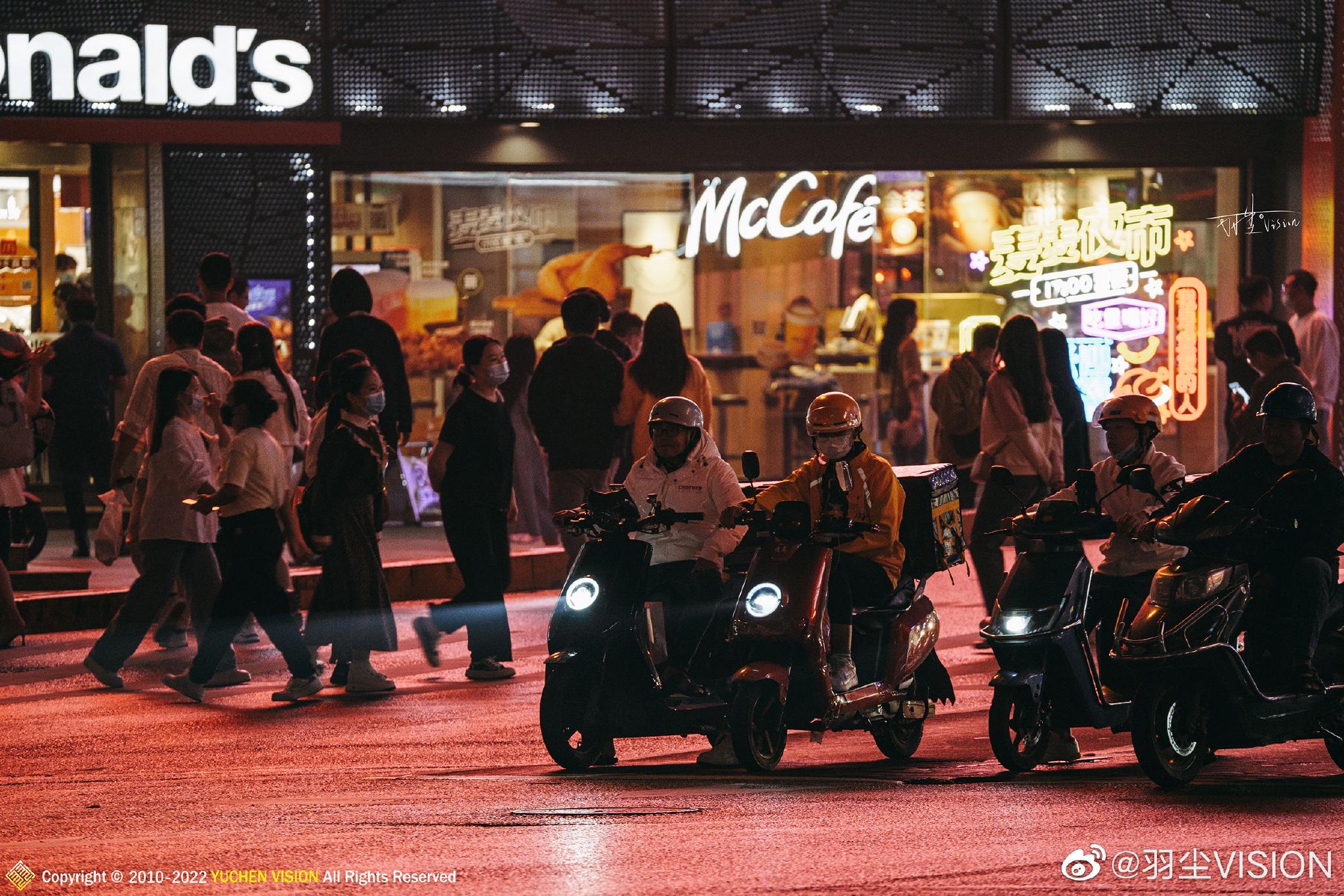 用超长焦镜头扫街应该没什么人干过……__财经头条