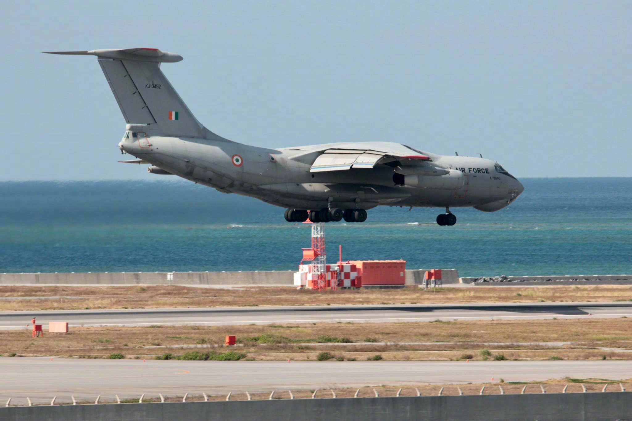 昨天在琉球那霸机场降落的印度空军伊尔-78加油机!_高清图集_新浪网