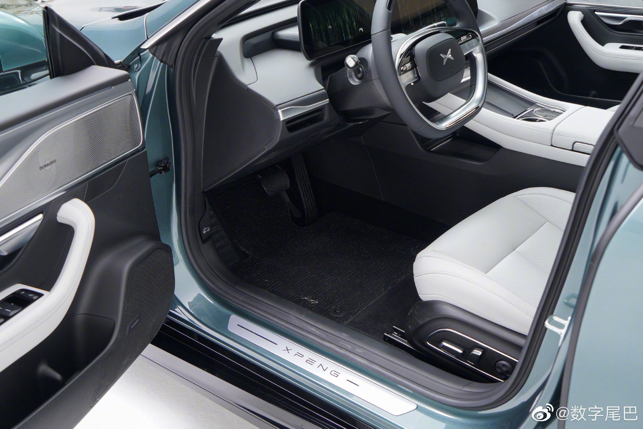 小鹏全新p7i内饰的改动也不小更多细节请看实拍图1
