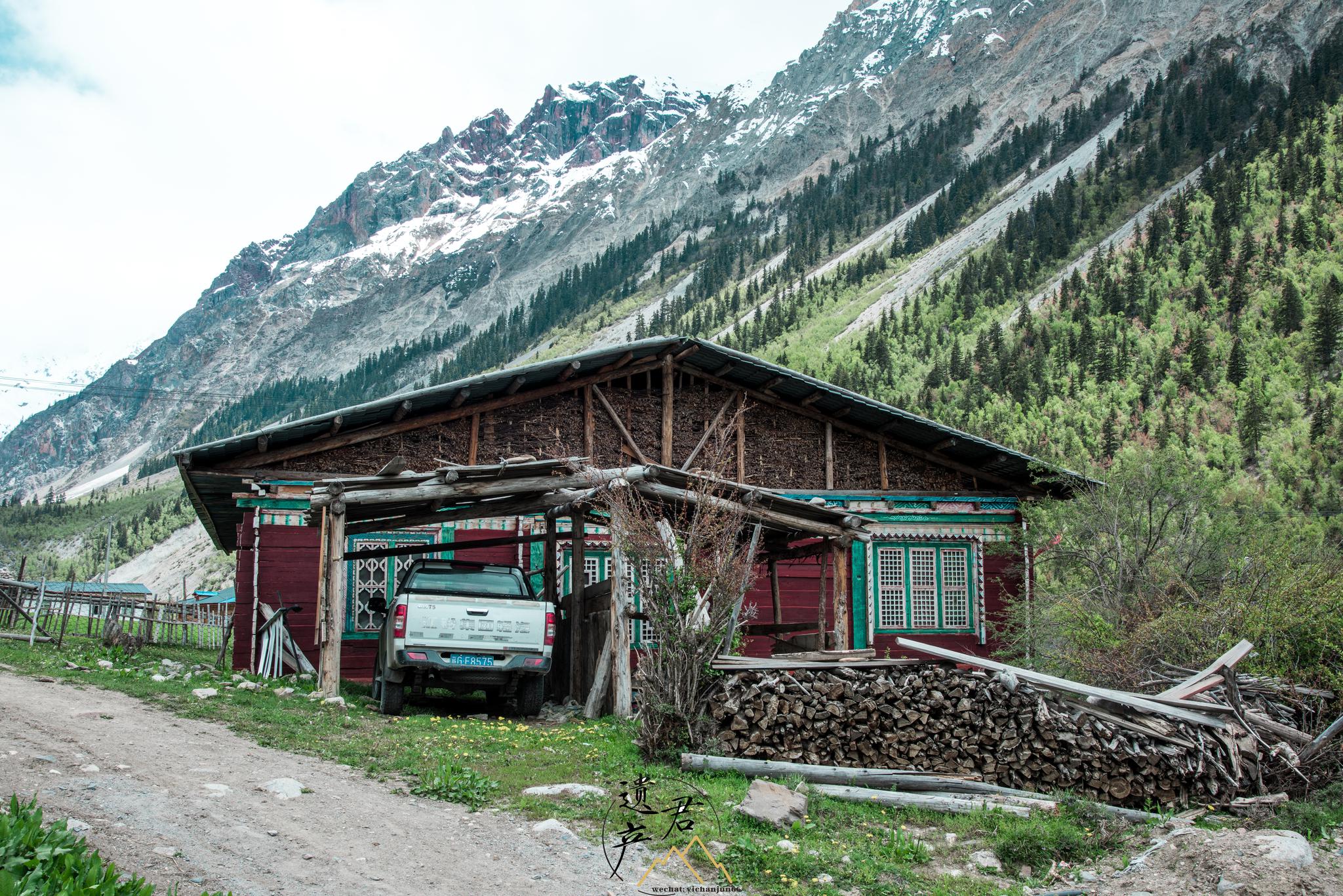高原地区的藏式民居.与内地传统民居不同