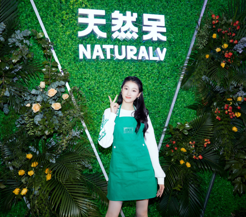 关晓彤开奶茶店当老板亲自当服务员招揽客人172电线腿却成焦点