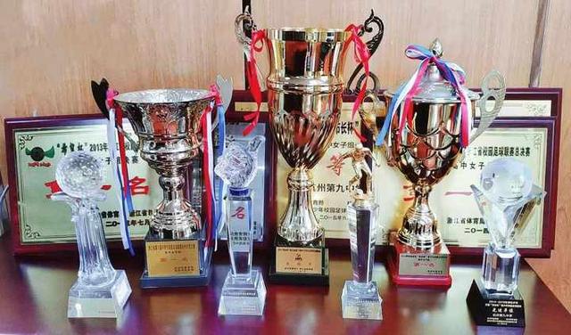 杭州00后“铿锵玫瑰”在赛场上乘风破浪，热爱足球的她们说，每次夺冠都是突破休闲区蓝鸢梦想 - Www.slyday.coM