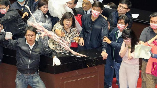被泼一身猪大肠后,苏贞昌仍不悔改!