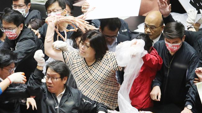 被泼一身猪大肠后,苏贞昌仍不悔改!