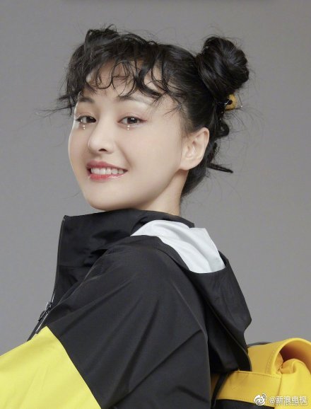 元气小爽来咯~~@郑爽sz 最新海报,一身黑黄相间运动套装神似皮卡丘_高