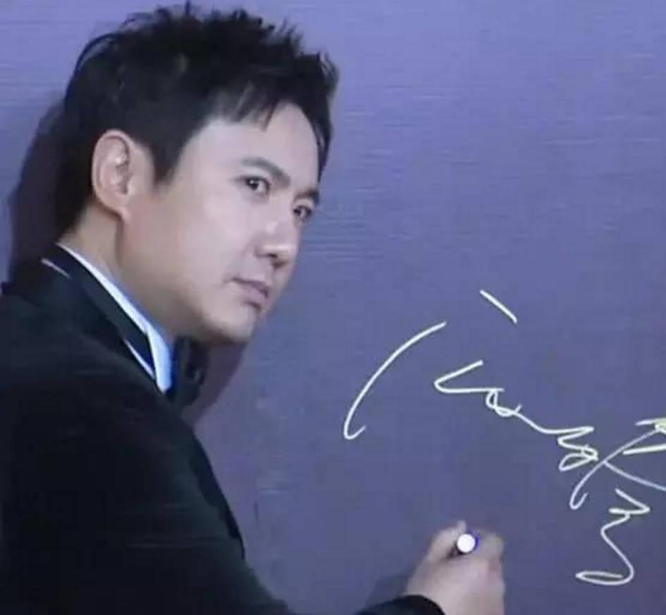 沈腾右手写字左手吃饭被调侃边写作业边吃饭左撇子明星还有谁