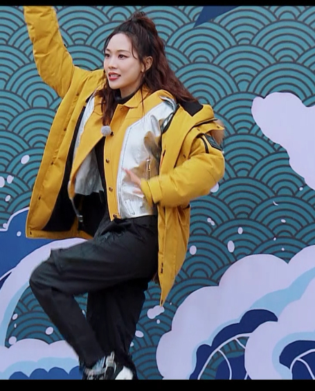 王霏霏在《奔跑吧》 猜歌环节上唱着唱着《72变》