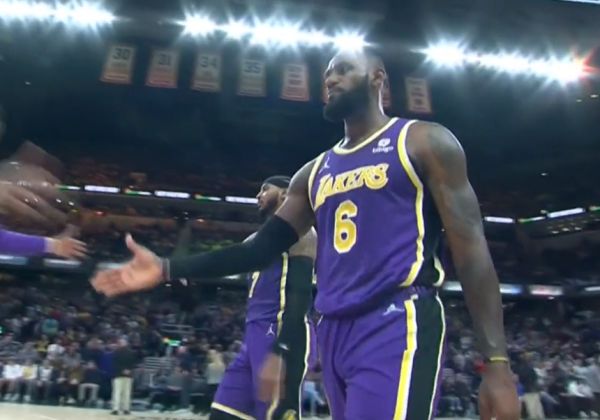 1人统治比赛！詹姆斯送“王之蔑视”＋走霸王步，多次轰神仙球＋39分休闲区蓝鸢梦想 - Www.slyday.coM