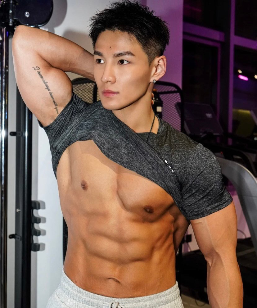皮肤黝黑的筋肉型男 禁欲系的长相 身材太好了