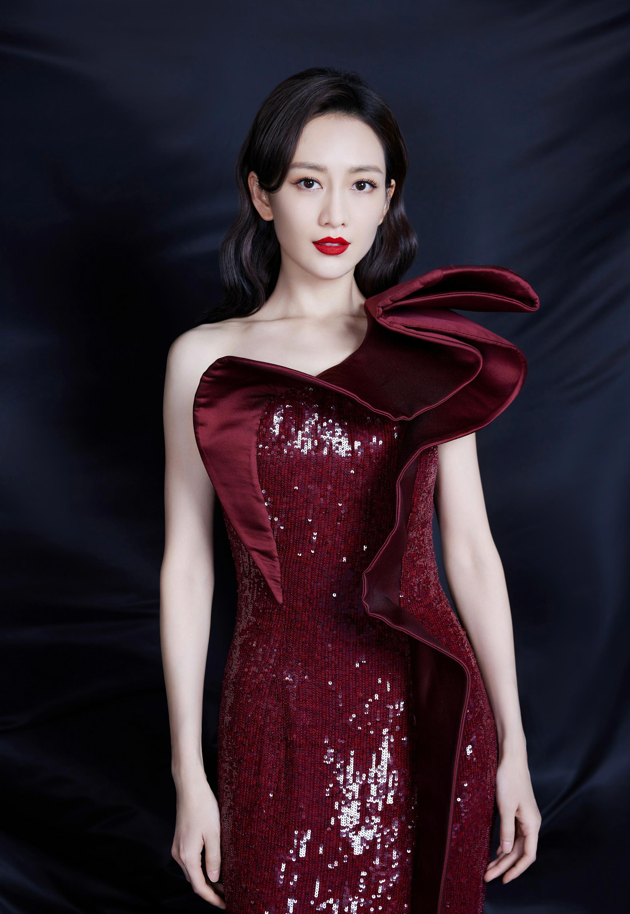 王鸥酒红色亮片高叉裙##王鸥[超话]# 最新节目造型,一袭酒红色亮片